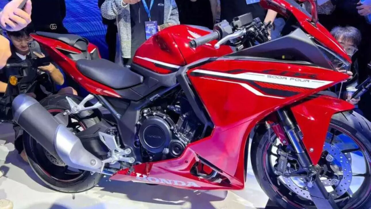 Honda CBR500R Four 2026 traz motor 500cc de quatro cilindros, até 80 cv, E-Clutch e autonomia superior a 480 km.