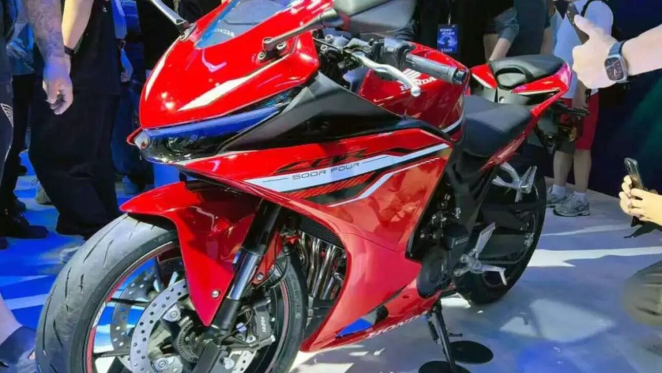 Honda CBR500R Four 2026 traz motor 500cc de quatro cilindros, até 80 cv, E-Clutch e autonomia superior a 480 km.