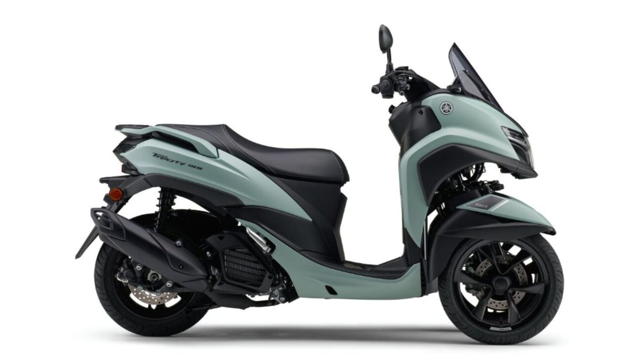 Yamaha lança a Tricity 2026 no Japão com motor Blue Core, painel TFT conectado, design SUV e versões 125 e 155 ABS atualizadas.