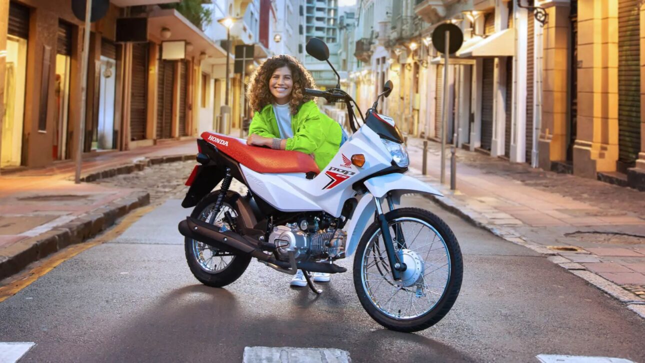 Honda Pop 110i é a 3ª moto mais vendida do Brasil em 2025, com preço acessível, baixo consumo e câmbio semiautomático.