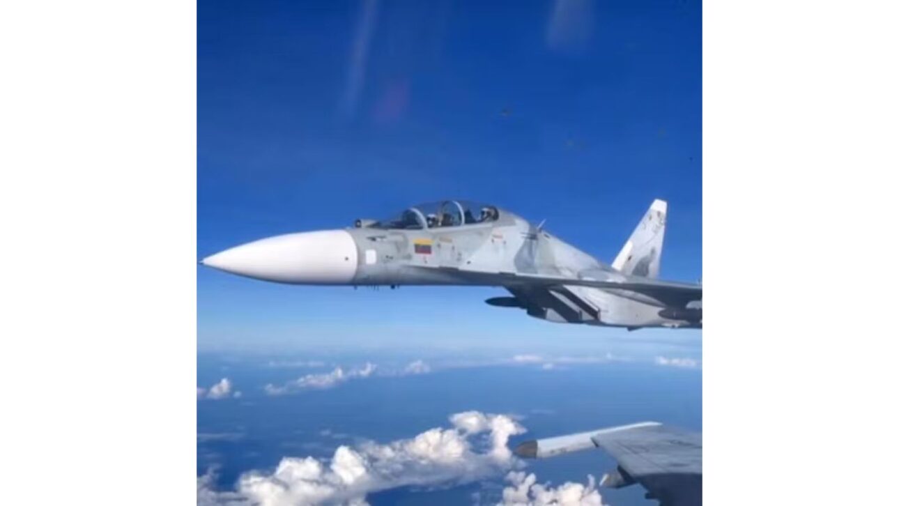 Venezuela mostra caças Sukhoi com mísseis antinavio em exercícios em La Orchila, enquanto EUA reforçam presença militar no Caribe.