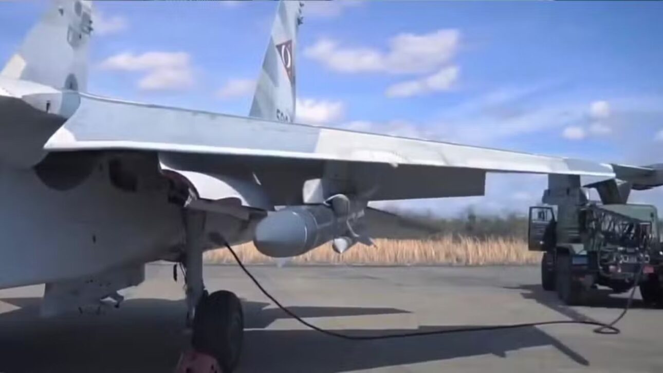 Venezuela mostra caças Sukhoi com mísseis antinavio em exercícios em La Orchila, enquanto EUA reforçam presença militar no Caribe.