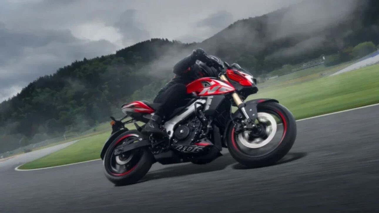 Nova Bajaj Dominar NS 400Z chega ao Brasil com motor de 43 cv, autonomia de até 400 km, quickshifter e pacote eletrônico avançado.