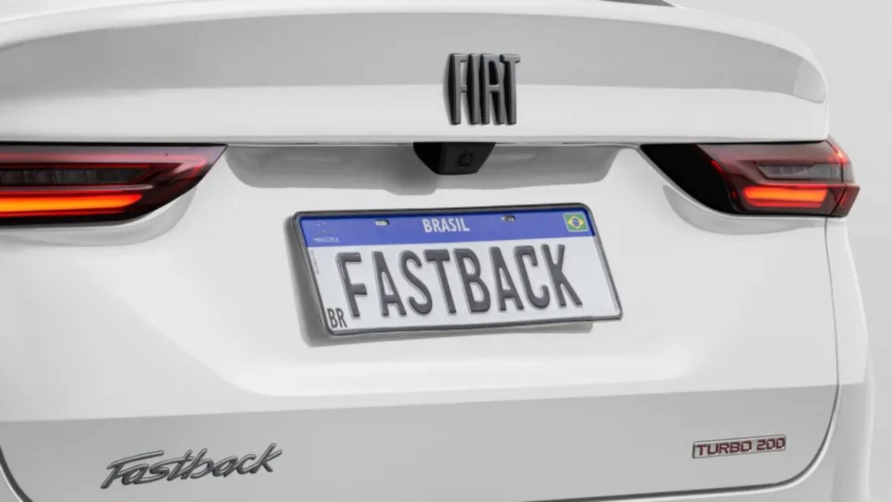 Fiat Fastback vira alvo de furtos da câmera de ré, removida em segundos e com reposição de até R$ 2 mil em concessionárias.