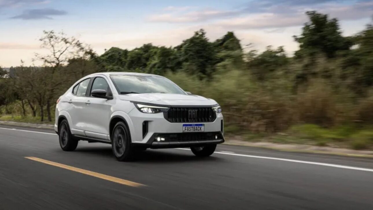 Fiat Fastback vira alvo de furtos da câmera de ré, removida em segundos e com reposição de até R$ 2 mil em concessionárias.