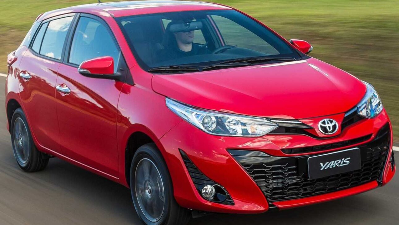 Toyota Yaris combina design moderno e baixo consumo, superando 14 km/l e garantindo economia no dia a dia urbano. (Imagem: divulgação)