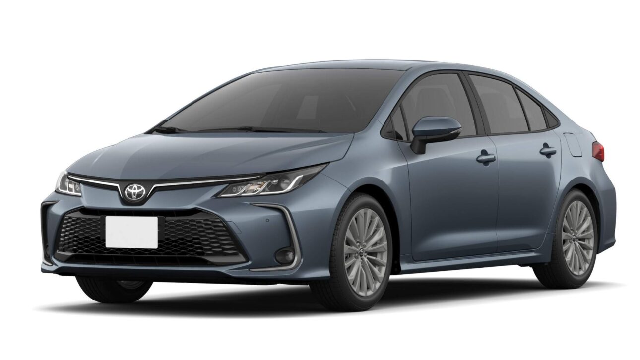 Toyota Corolla é o sedã mais vendido do mundo, unindo conforto, tecnologia e versão híbrida de alta eficiência. (Imagem: divulgação)