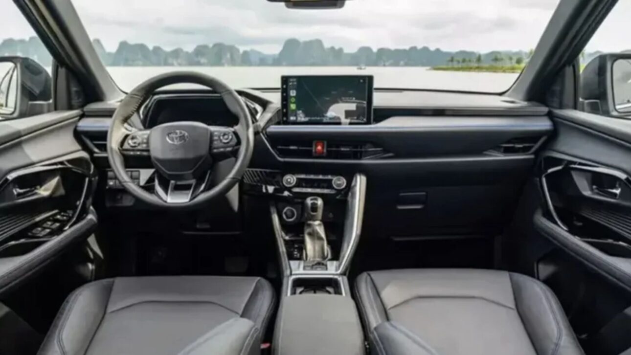 Toyota Yaris Cross chega em outubro com consumo de 32 km/l, cinco estrelas em segurança e preços entre R$ 130 mil e R$ 190 mil.