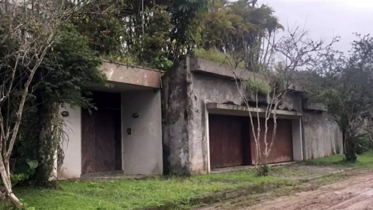 Mansão de Pelé no Guarujá enfrenta abandono, dívida de R$ 452 mil em IPTU e penhora de R$ 7 milhões, sob risco de leilão.