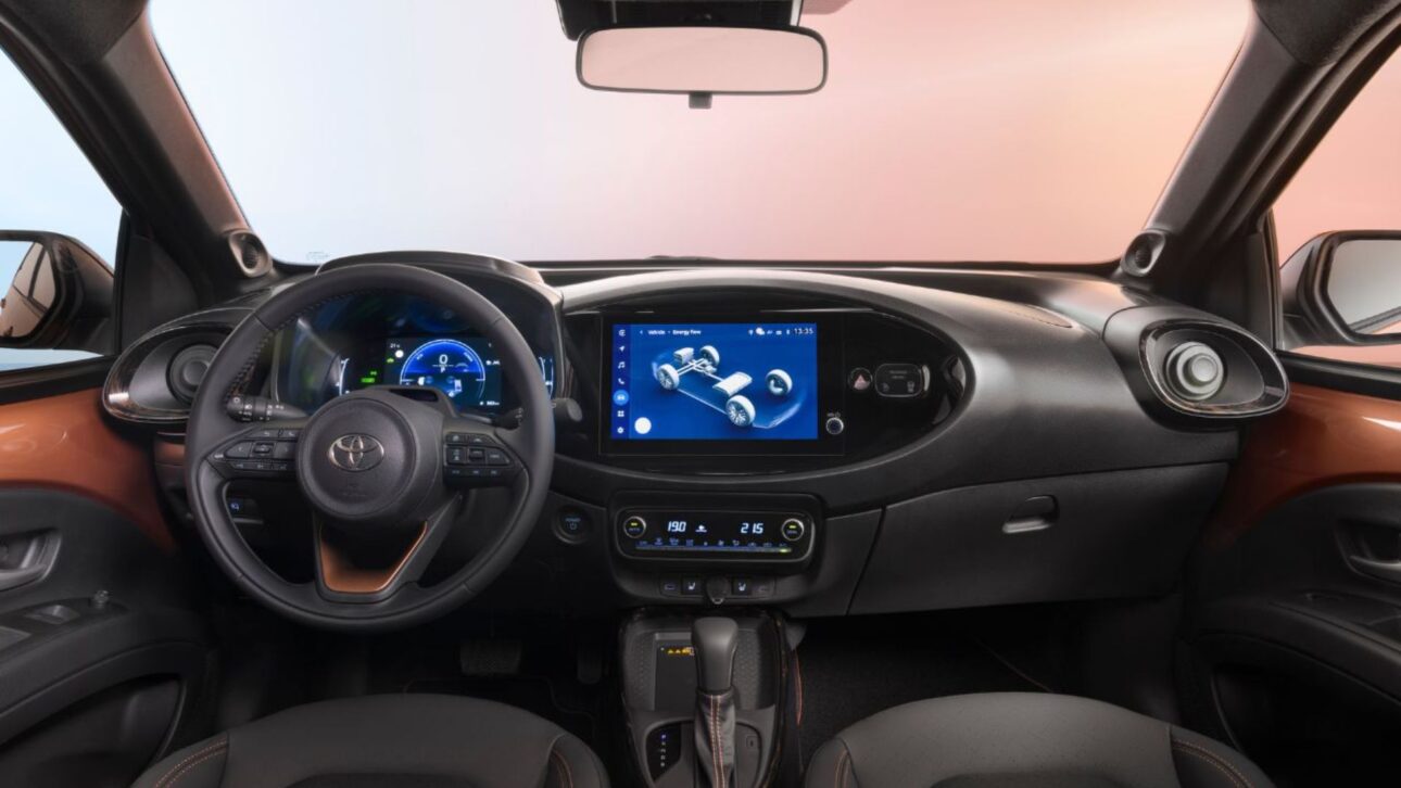 Toyota Aygo X híbrido chega à Europa com motor do Yaris, até 27 km/l, versão GR Sport, rodas de 18” e teto retrátil.
