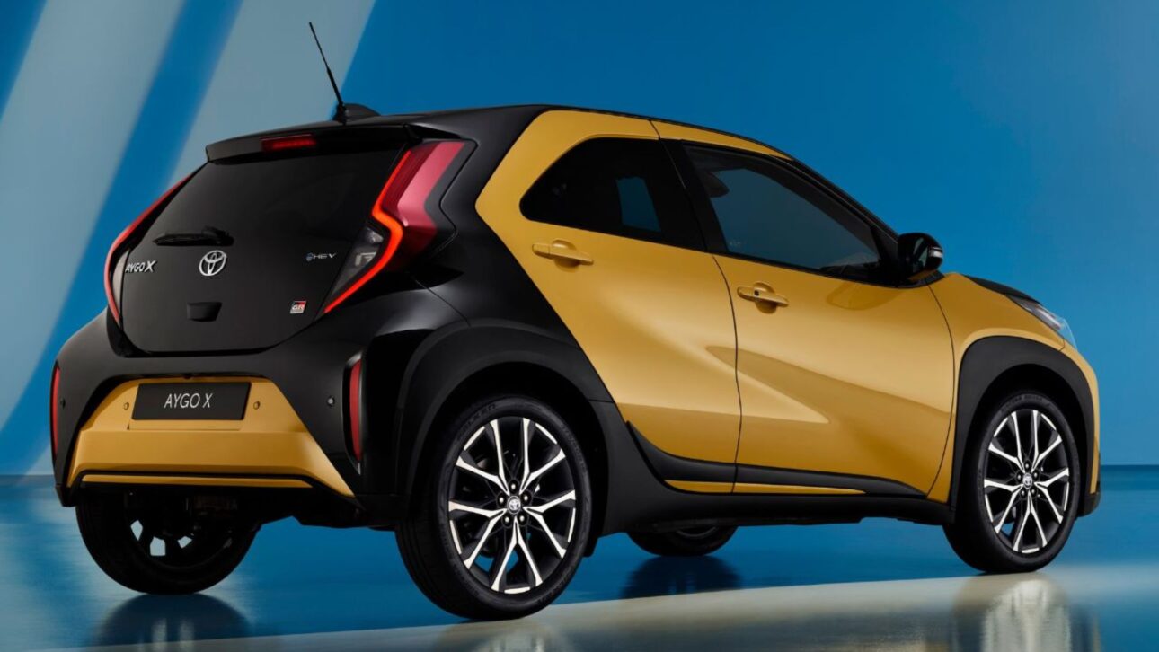 Toyota Aygo X híbrido chega à Europa com motor do Yaris, até 27 km/l, versão GR Sport, rodas de 18” e teto retrátil.
