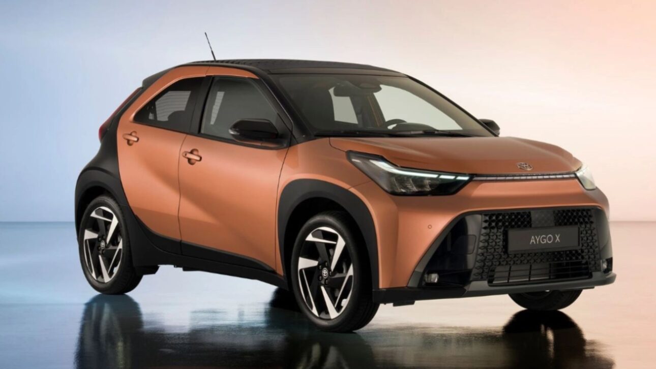 Toyota Aygo X híbrido chega à Europa com motor do Yaris, até 27 km/l, versão GR Sport, rodas de 18” e teto retrátil.