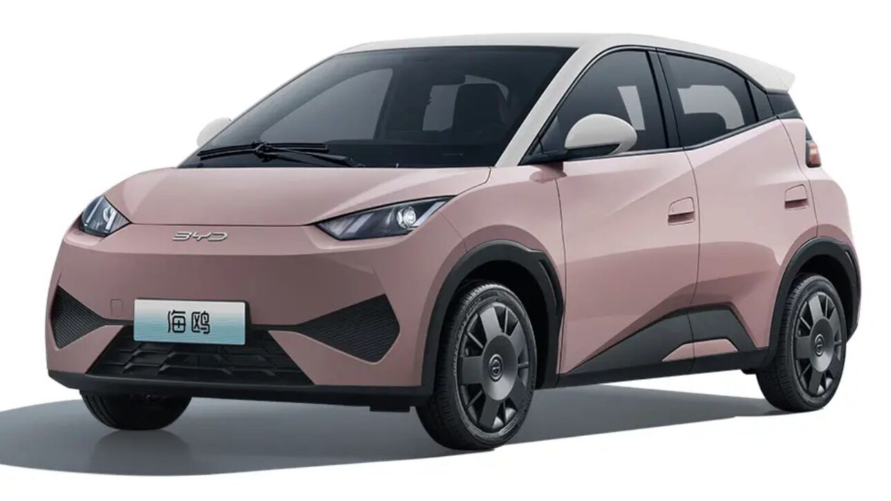 BYD Dolphin Mini custa R$ 63 mil na China com 305 km de autonomia, enquanto no Brasil sai por R$ 115 mil com 280 km.