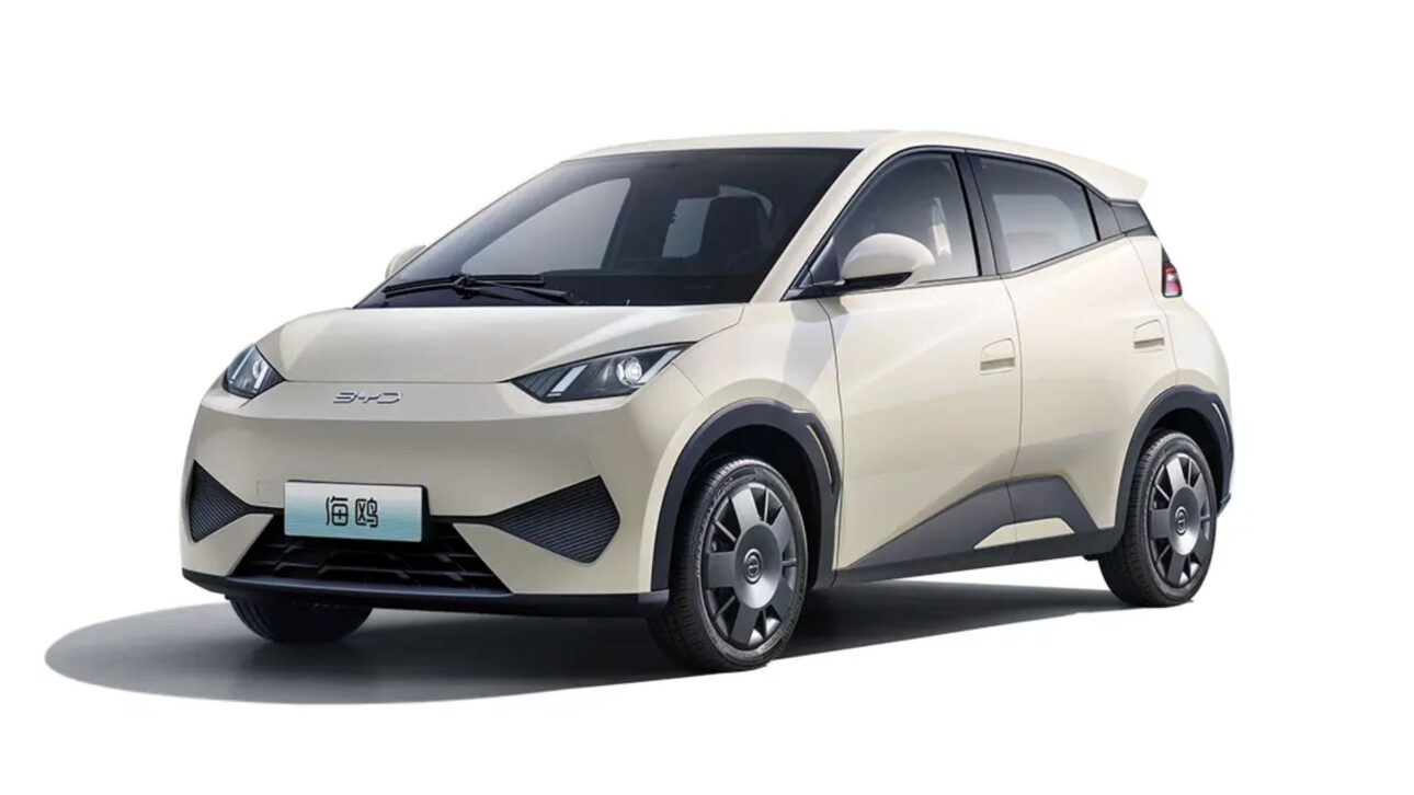 BYD Dolphin Mini custa R$ 63 mil na China com 305 km de autonomia, enquanto no Brasil sai por R$ 115 mil com 280 km.