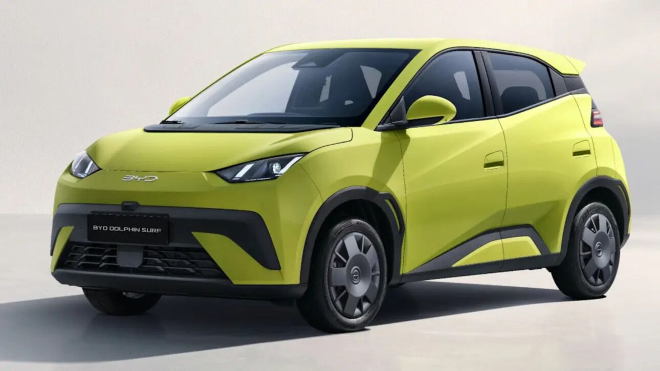 BYD Dolphin Mini custa R$ 63 mil na China com 305 km de autonomia, enquanto no Brasil sai por R$ 115 mil com 280 km.