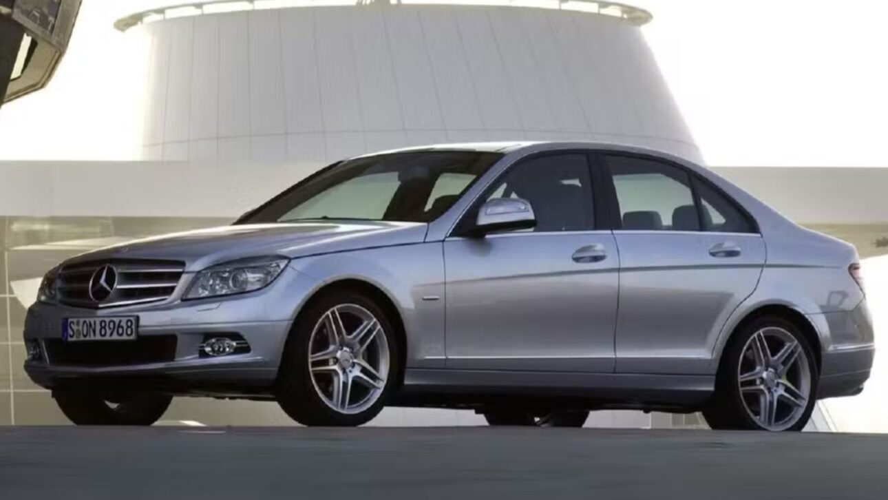 Mercedes-Benz Classe C usado com tração traseira, luxo acessível e desempenho turbo no mercado premium. (Imagem: Divulgação)
