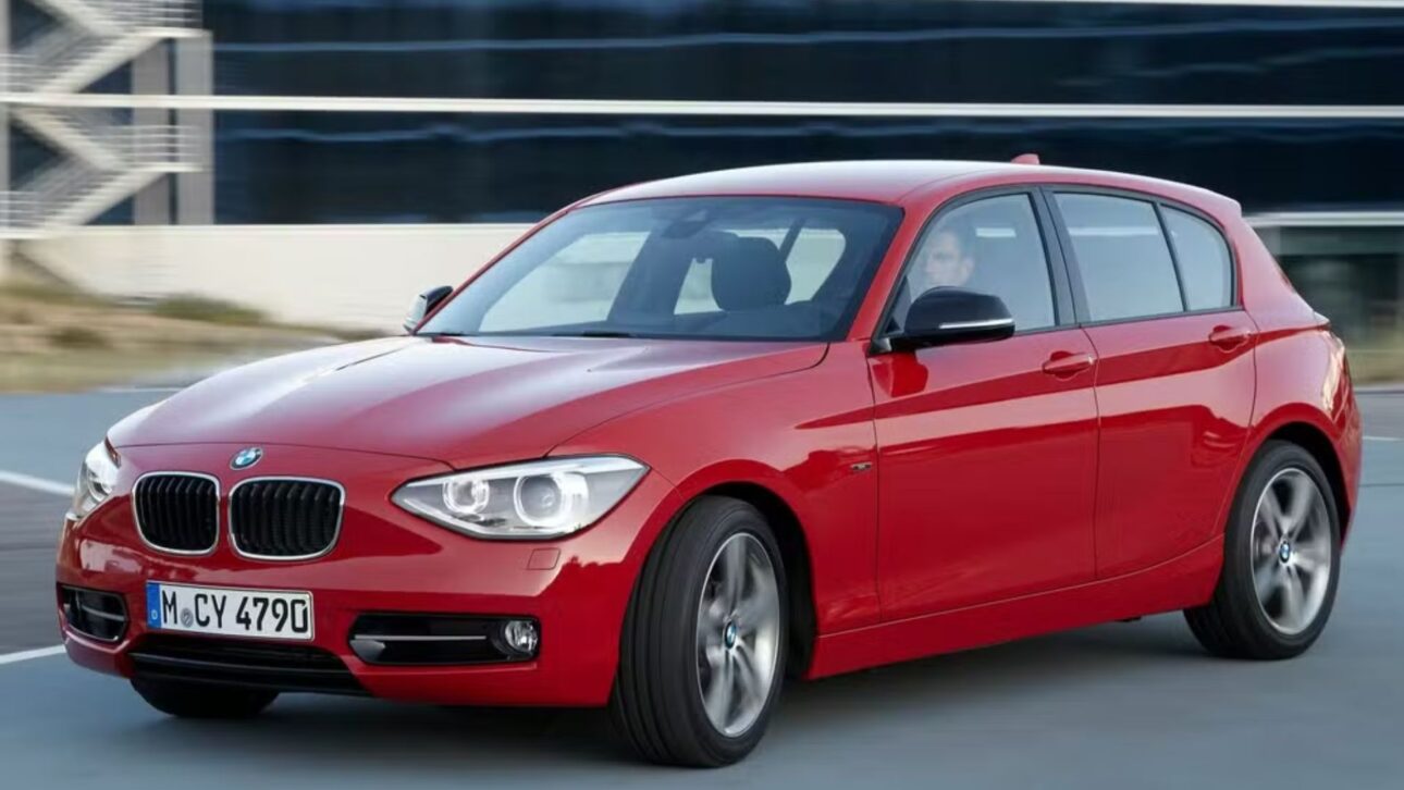 BMW Série 1 usado mantém tração traseira, hatch premium com motor turbo e esportividade em 2025. (Imagem: Divulgação)