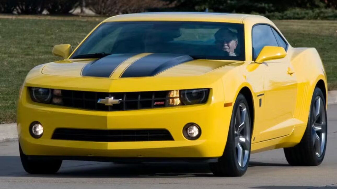 Chevrolet Camaro usado com motor V8 6.2, tração traseira e design clássico de muscle car esportivo. (Imagem: Divulgação)
