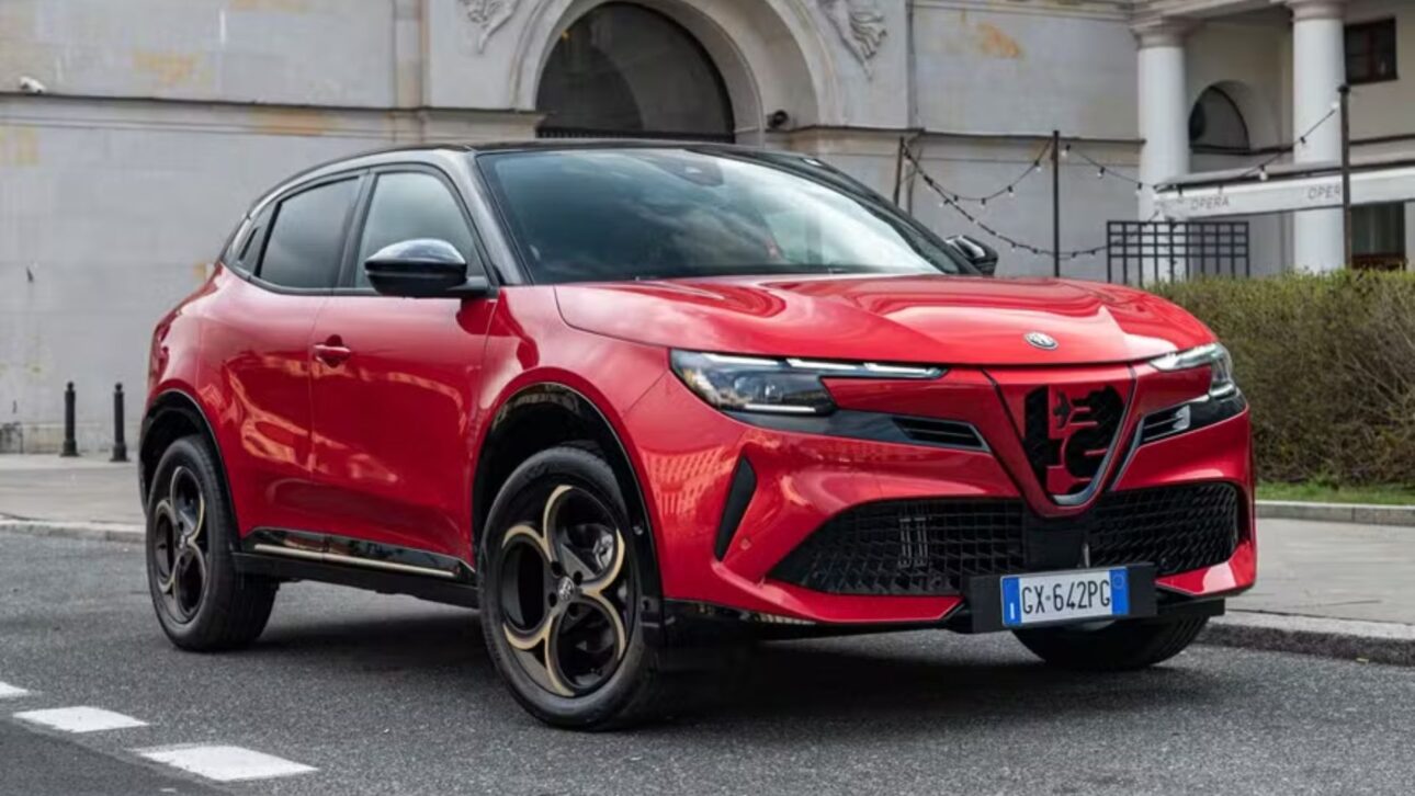 Alfa Romeo registra o SUV Junior no Brasil após 20 anos, com motor híbrido 1.2 turbo e até 590 km de autonomia.