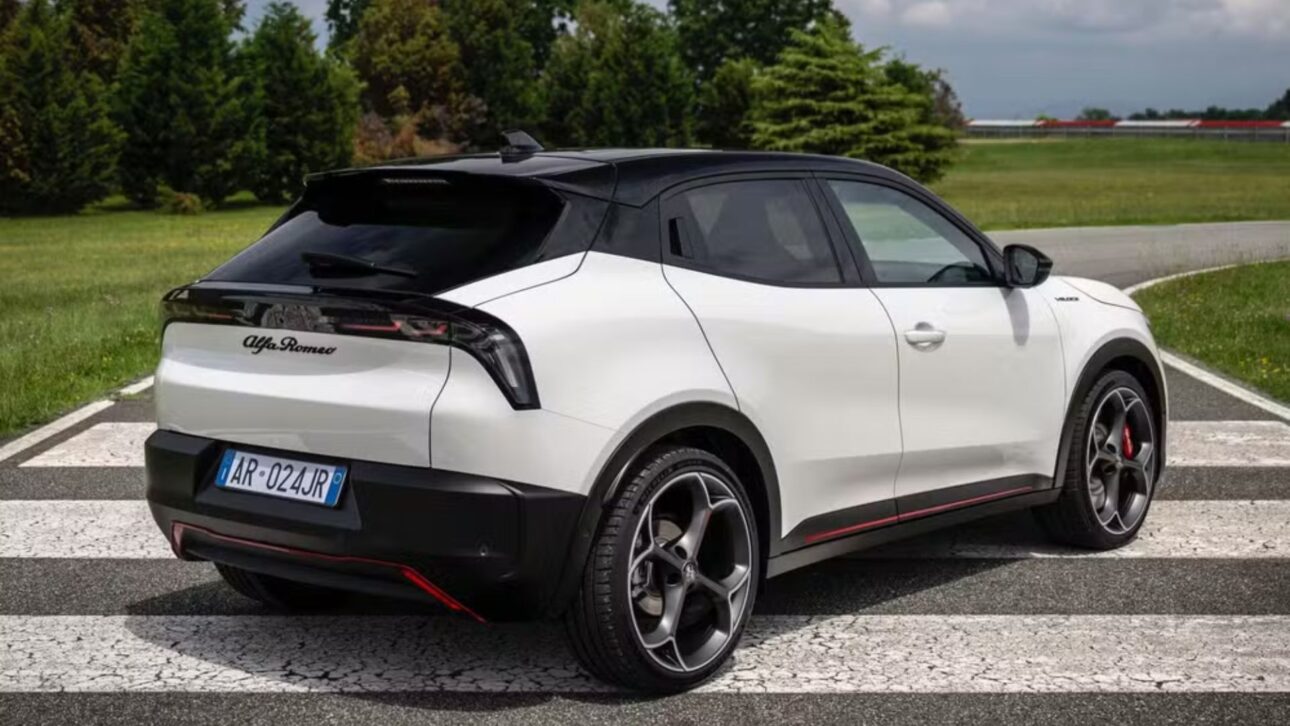 Alfa Romeo registra o SUV Junior no Brasil após 20 anos, com motor híbrido 1.2 turbo e até 590 km de autonomia.