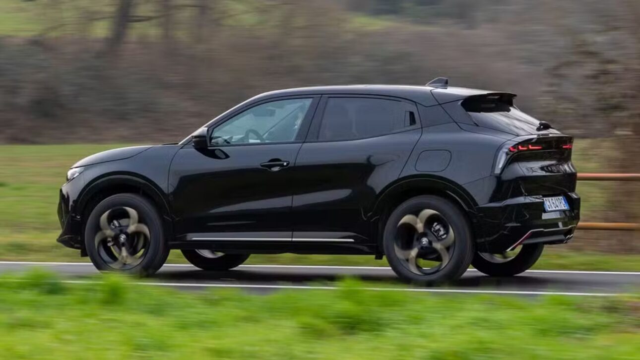 Alfa Romeo registra o SUV Junior no Brasil após 20 anos, com motor híbrido 1.2 turbo e até 590 km de autonomia.