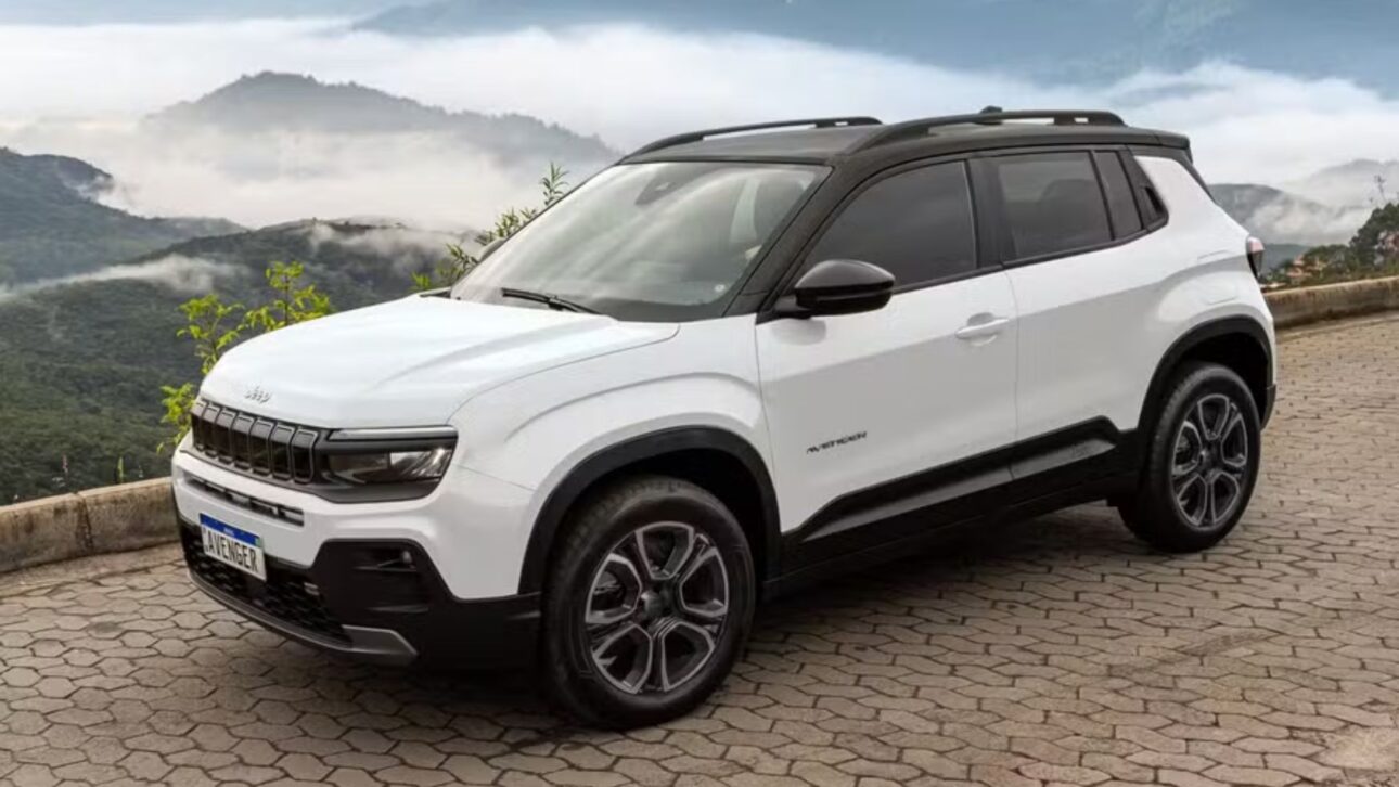 Jeep Avenger será produzido em Porto Real (RJ) a partir de 2026 com motor 1.0 turbo, versão híbrida e possível tração 4x4.