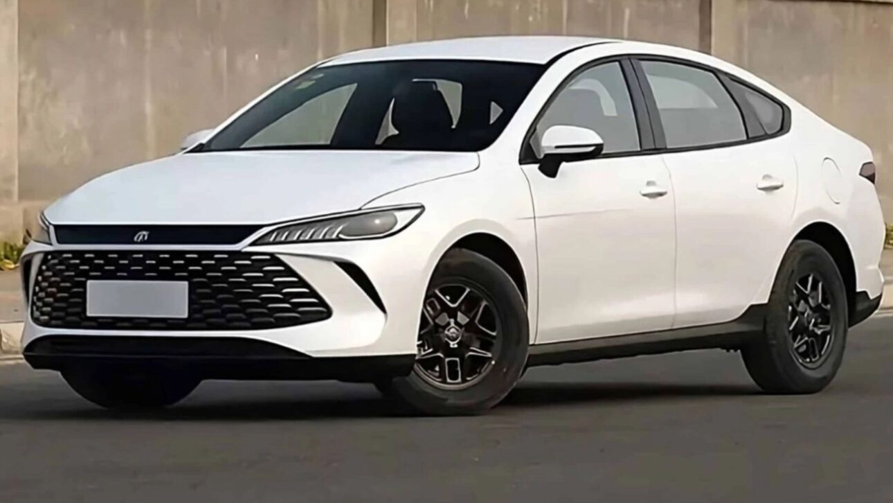 BYD Qin Plus chega ao Brasil registrado no INPI, sedã híbrido com até 2.100 km de autonomia e motor elétrico de 217 cv.