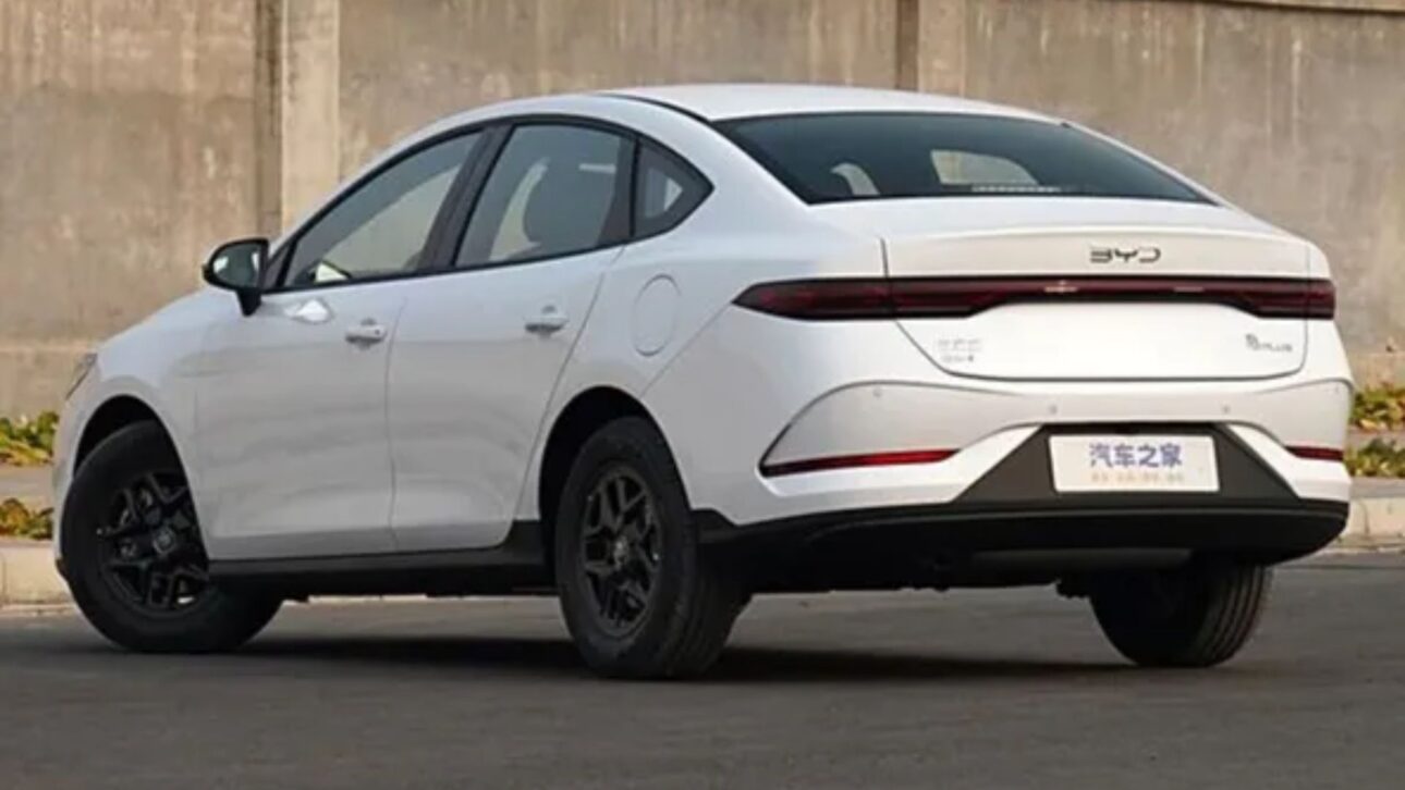 BYD Qin Plus chega ao Brasil registrado no INPI, sedã híbrido com até 2.100 km de autonomia e motor elétrico de 217 cv.