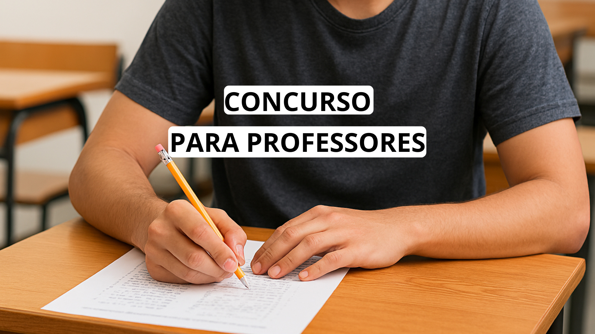 Pessoa realizando prova em sala de aula, com foco nas mãos escrevendo em folha sobre uma mesa escolar.