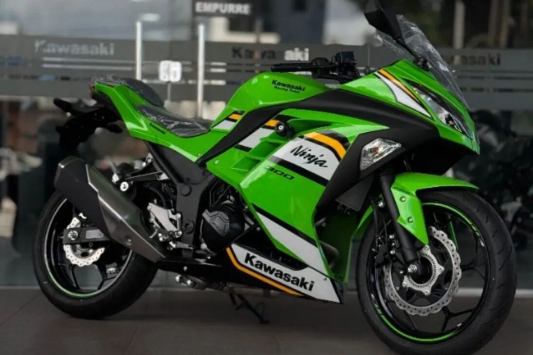 Kawasaki tem linha 2025 no Brasil com quatro modelos até R$ 35 mil: KLX110R para iniciantes, Ninja 300 esportiva de 39 cv, Versys-X 300 aventureira com ABS e Z500 naked com motor 451 cc e conectividade digital