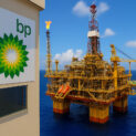 Plataforma de petróleo offshore da BP no Brasil com estrutura amarela, torre de perfuração e heliponto em operação no pré-sal.