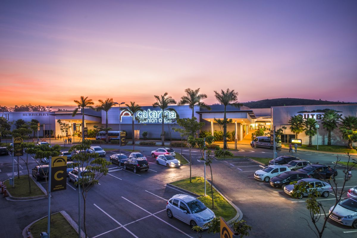 O maior outlet do Brasil, o Catarina Fashion Outlet em São Roque, reúne marcas de luxo como Gucci e Dolce & Gabbana com descontos que atraem multidões.