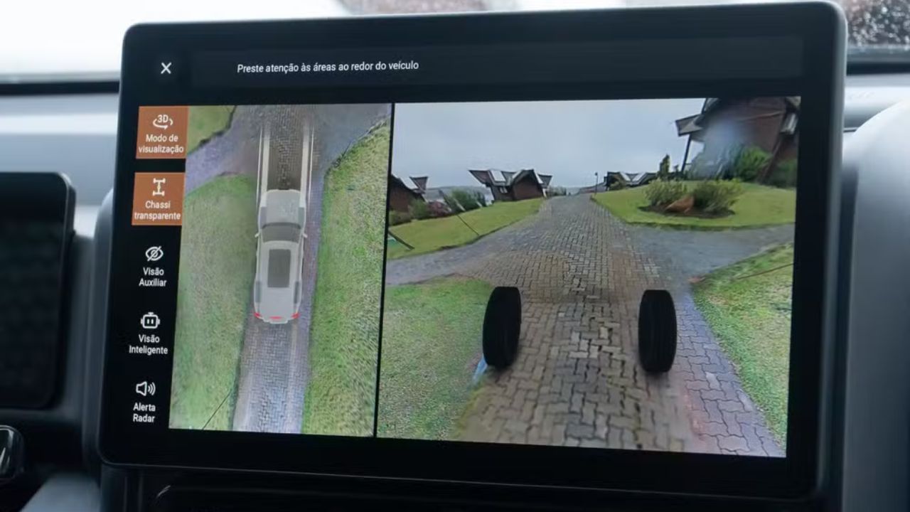 O sistema de câmeras 360° do Haval H9 se destaca pela avançada função "chassi transparente", que permite ao motorista visualizar o solo e os obstáculos diretamente abaixo do carro, tornando as manobras off-road muito mais seguras e precisas.