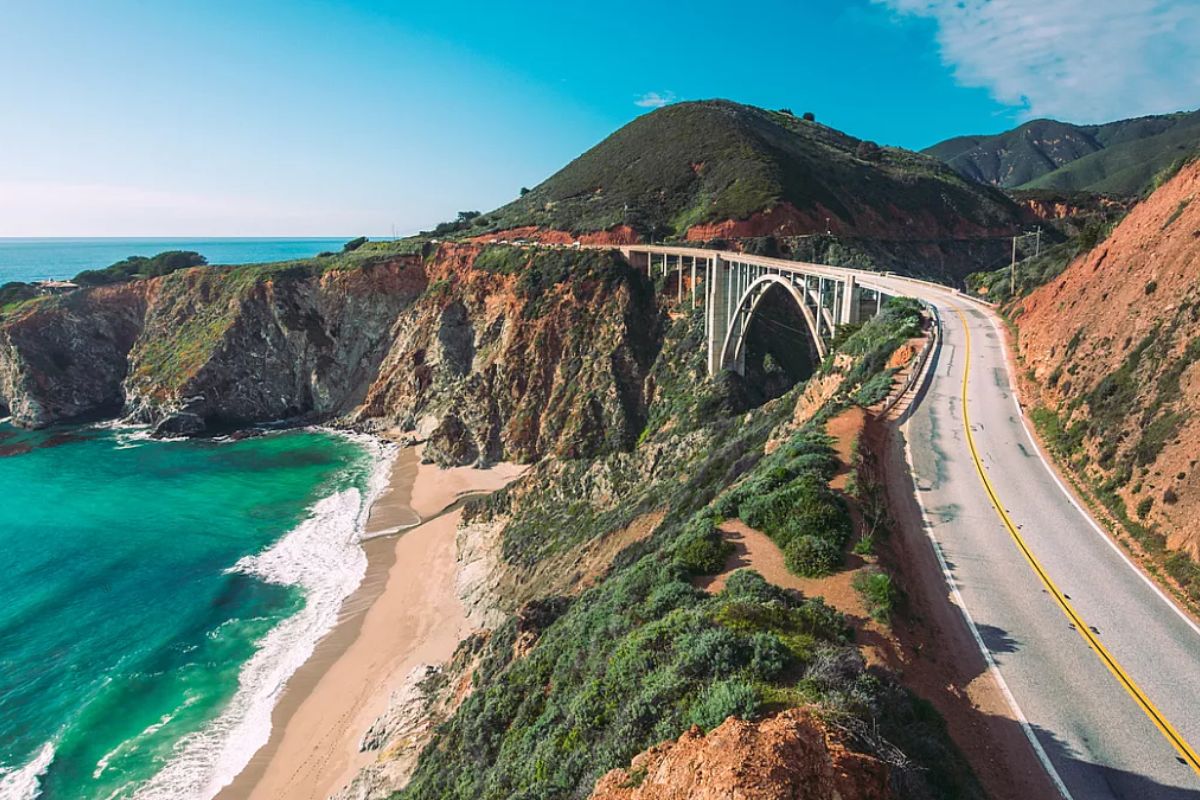 A maior rodovia nacional do mundo, a Highway 1 da Austrália, desafia motoristas em uma viagem de 14.500 km que pode durar meses, cruzando cidades e desertos.