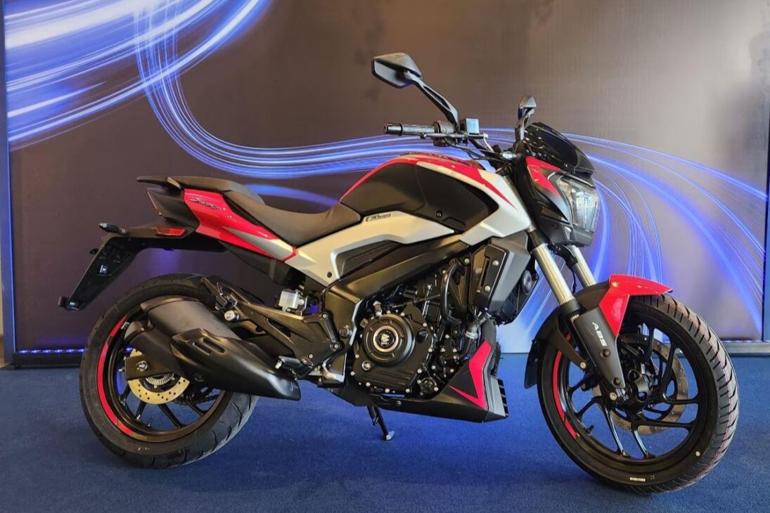 Moto de 250 cc da Bajaj chega ao Brasil em 2025 por apenas R$ 23 mil, Dominar 250 faz até 30 km/l e desafia Honda e Yamaha com ABS e LED