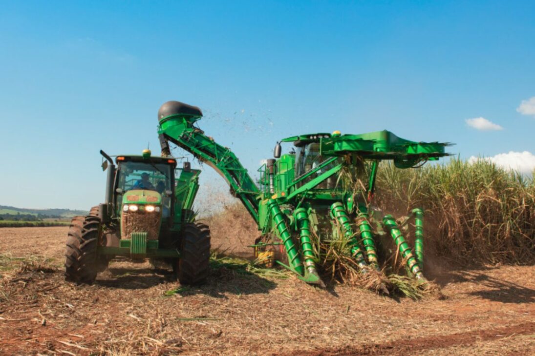 Motor gigante de 13,6 litros da John Deere CH950 surpreende produtores ao colher mais com até 30% menos combustível por tonelada