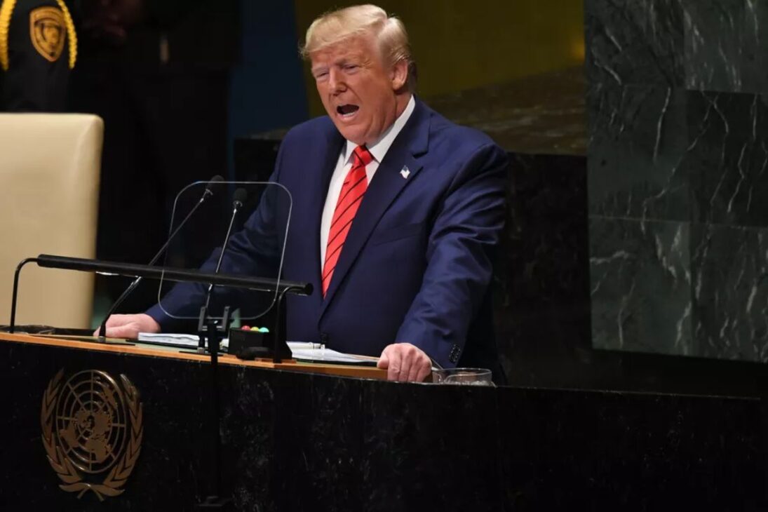Em discurso polêmico na ONU, Trump diz que Brasil fracassará sozinho, critica tarifas e relata abraço inesperado com Lula
