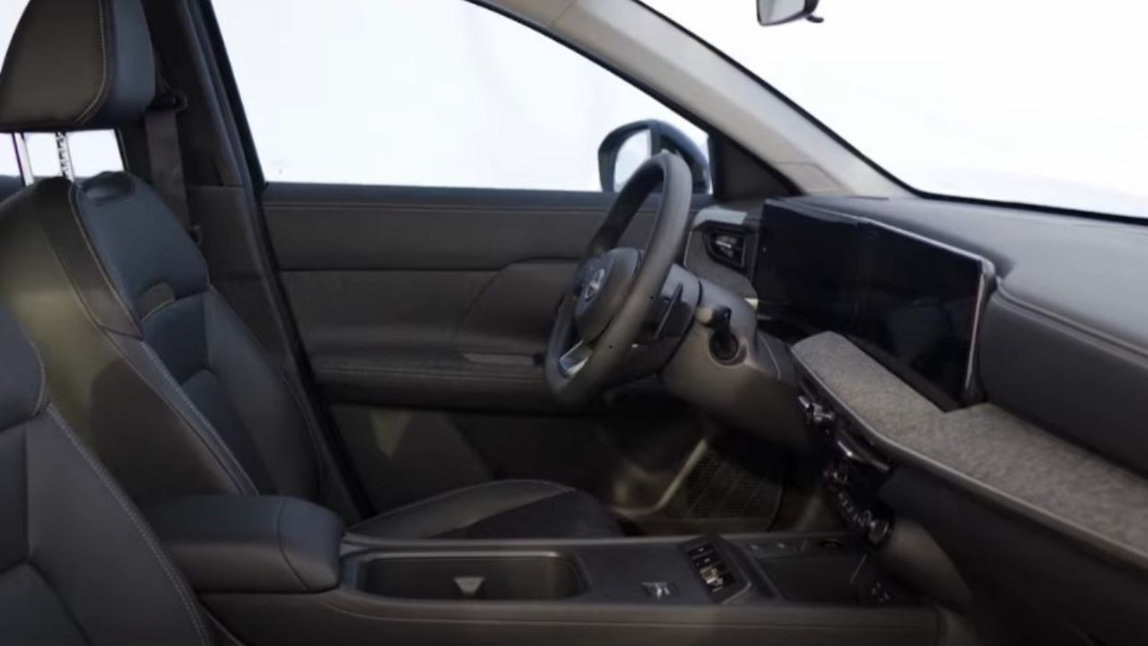 Com um notável salto de qualidade, o interior do Nissan Kicks 2025 se destaca pelos materiais emborrachados e acabamento refinado, transmitindo a percepção de um veículo de categoria superior.