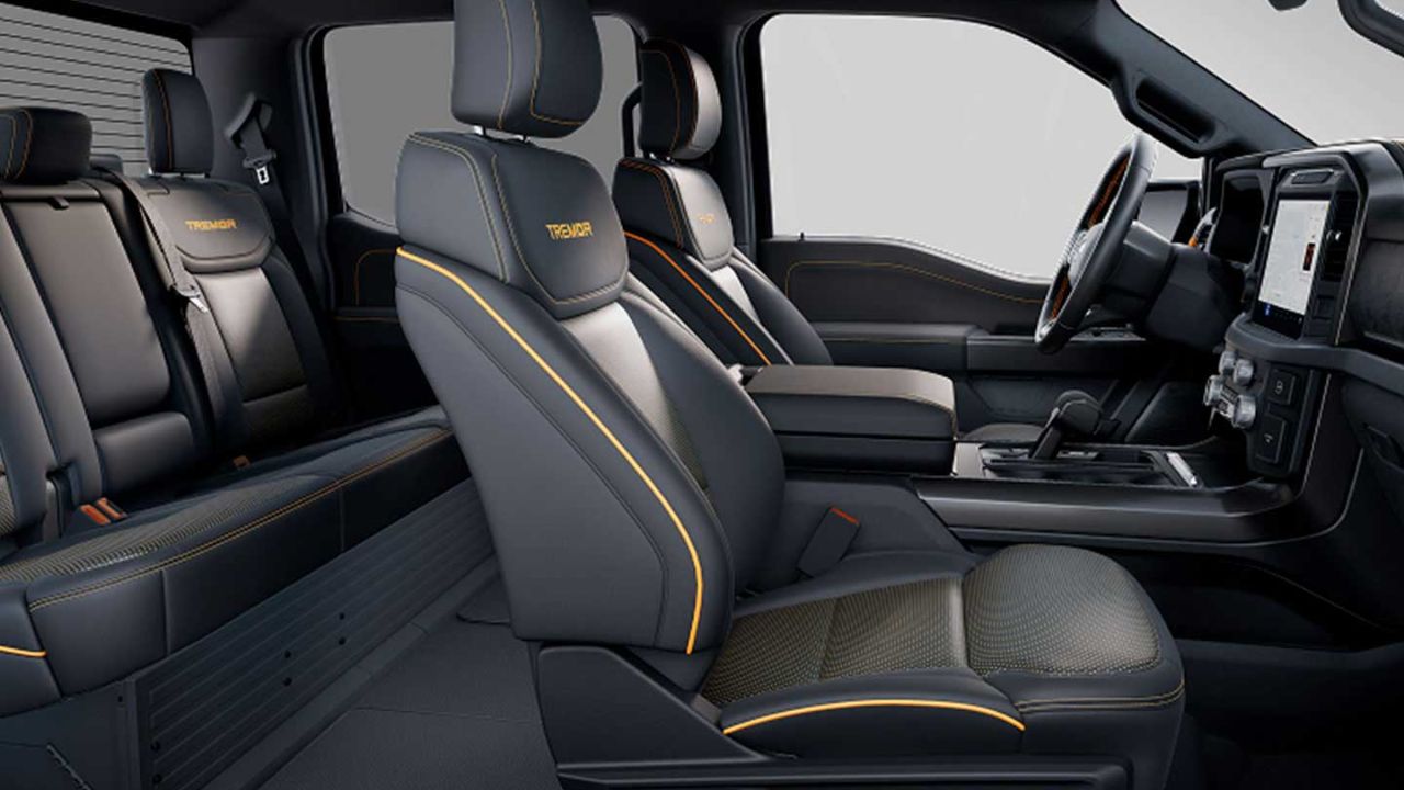 Com dimensões monumentais e piso totalmente plano, o espaço interno da Ford F-150 Tremor oferece conforto de sedã de luxo, especialmente para os ocupantes do banco traseiro.