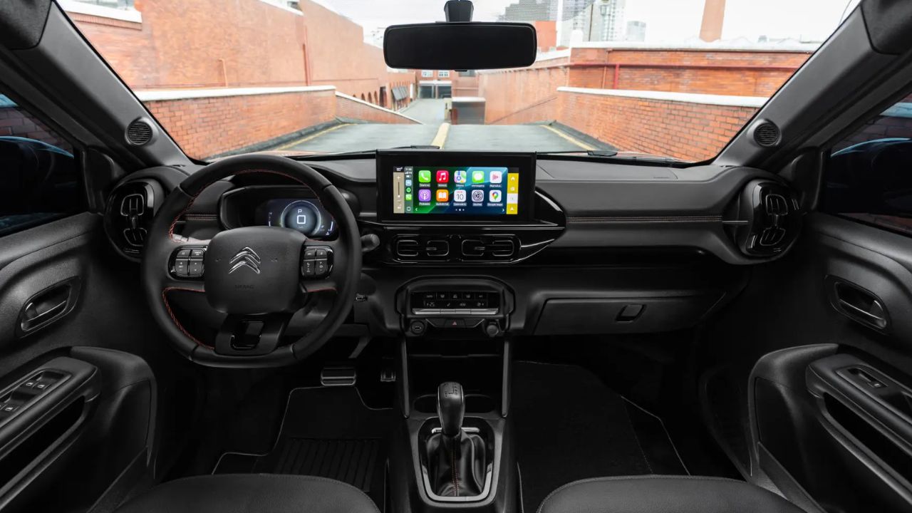 O interior do Citroën Basalt equilibra materiais simples com um pacote tecnológico moderno, destacando-se pelo generoso espaço para os passageiros e pela dupla de telas digitais no painel e na central multimídia.