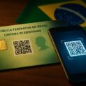 O novo RG (Carteira de Identidade Nacional) unifica CPF, CNH, SUS e outros dados em um só documento, com chip e QR Code para mais segurança. Obrigatório só em 2032, mas já disponível em todo o Brasil.