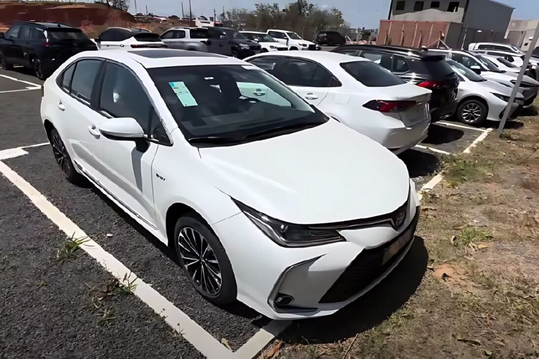 Novo Toyota Corolla Altis Hybrid 2026 em detalhes: consumo de 17,5 km/l na cidade, 7 airbags, TSS completo e faltas que ainda irritam, como câmera 360