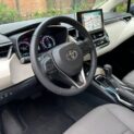 O novo Toyota Corolla híbrido chega ao Brasil em 2025 com descontos exclusivos para motoristas de aplicativo e pessoas com deficiência (PCD), grupos que podem acumular benefícios fiscais e redução de preço direto na concessionária.