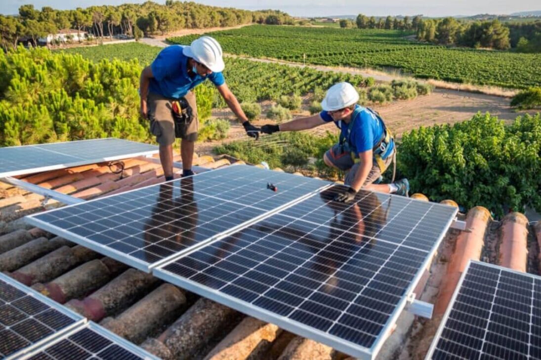 O Brasil de 2025 já remunera profissões técnicas e práticas sem diploma com salários de até R$ 12 mil, impulsionadas por setores como energia solar, marketing digital e tecnologia