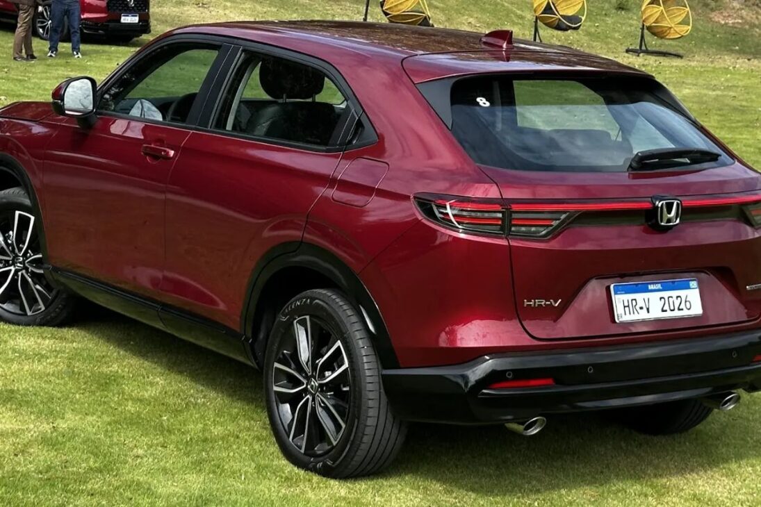 O Honda HR-V 2026 manteve o que já agradava: motor turbo eficiente e condução esportiva, mas perdeu terreno ao oferecer menos espaço no porta-malas e tecnologia defasada