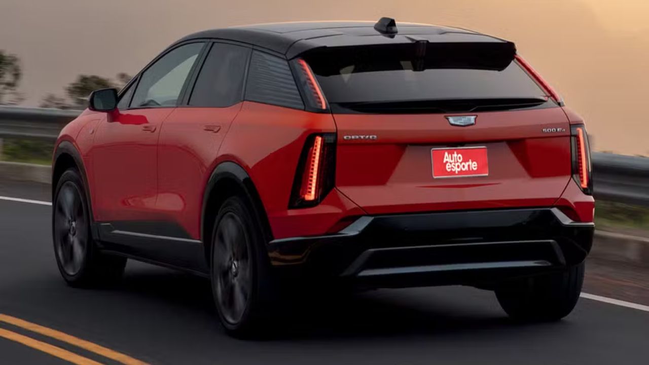 Com um design que mistura luxo e elegância, o Cadillac Optiq se destaca pelos faróis interligados, detalhes gravados a laser na grade e uma traseira ousada com lanternas verticais que sobem pelo vidro.