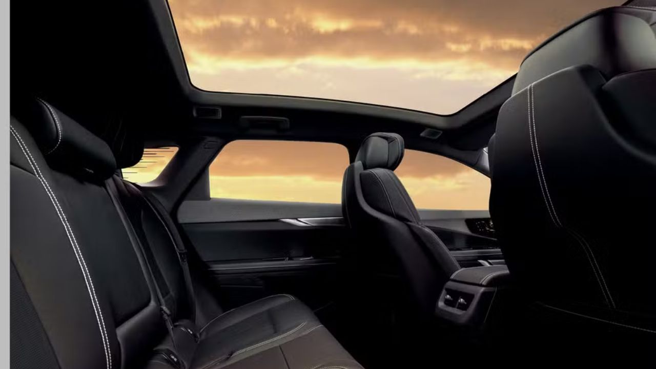Com um generoso entre-eixos de 2,95 metros e assoalho plano, o espaço interno do Cadillac Optiq oferece excelente conforto na segunda fileira, acomodando bem até mesmo os passageiros mais altos.