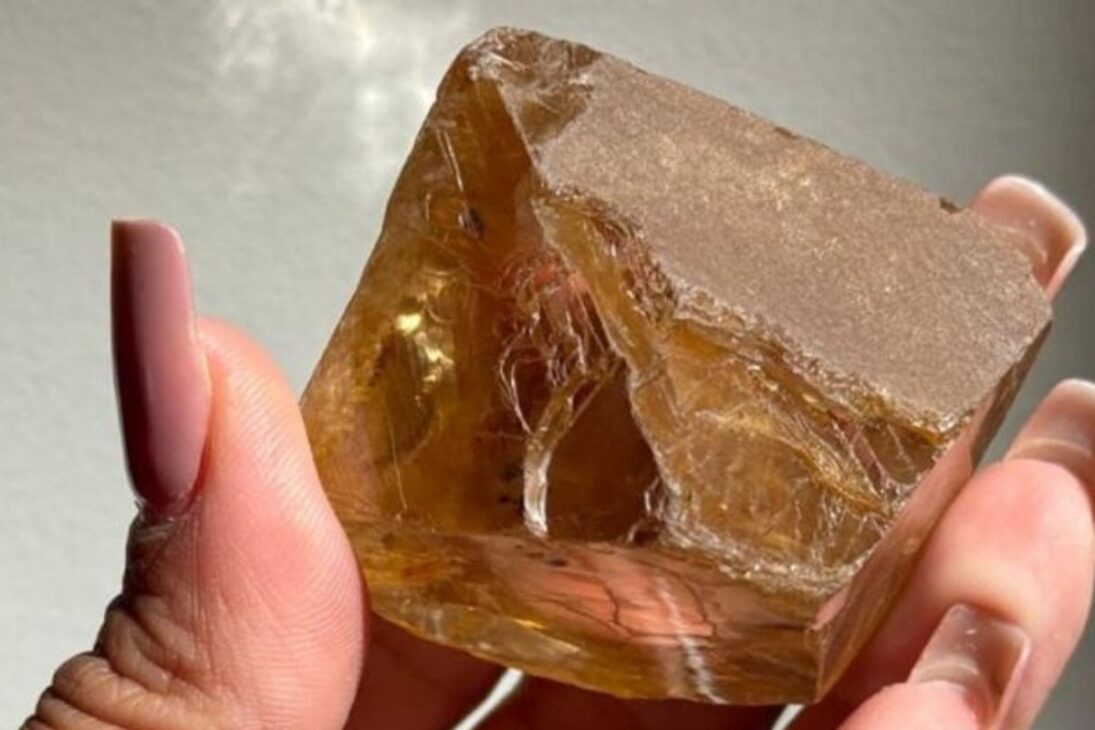 O diamante de 646 quilates encontrada em Coromandel renderá milhões, mas apenas 2% do valor volta ao Brasil em impostos, expondo o baixo retorno da mineração de diamantes