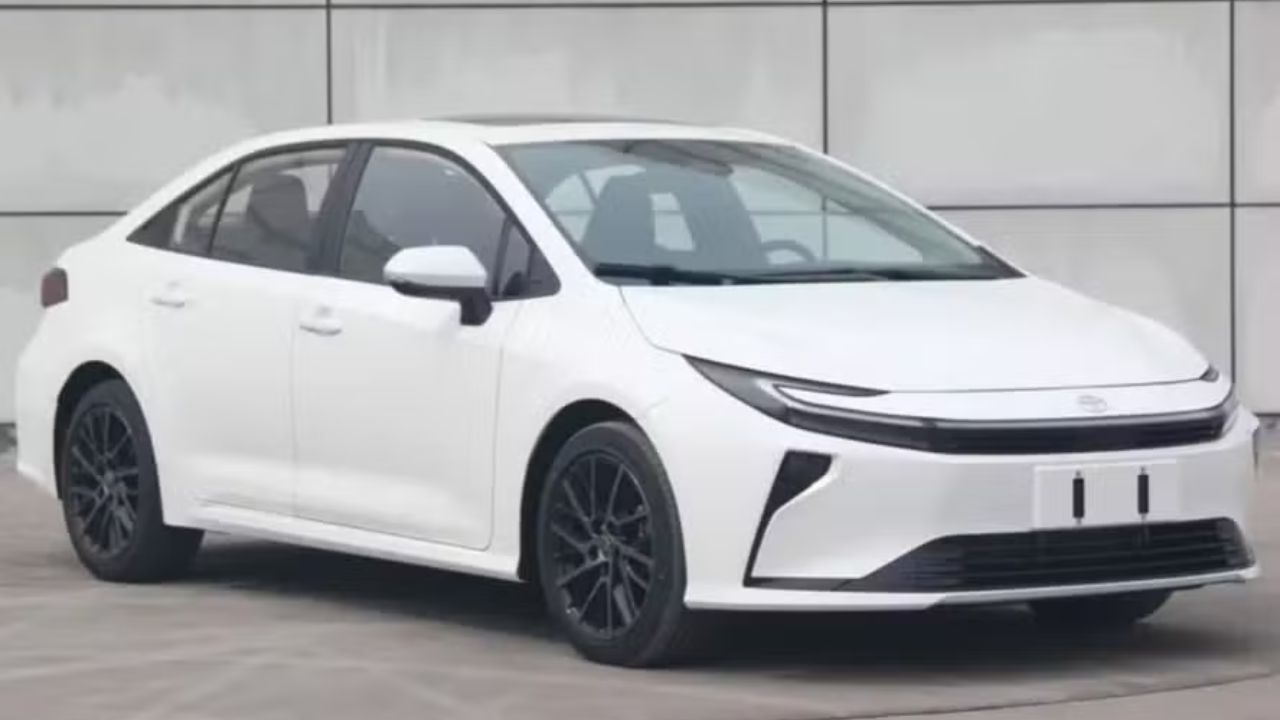 O próximo Corolla será irreconhecível: o sedã vazado na China é 8 cm maior, tem design de Prius e um futuro motor de 2.100 km de autonomia