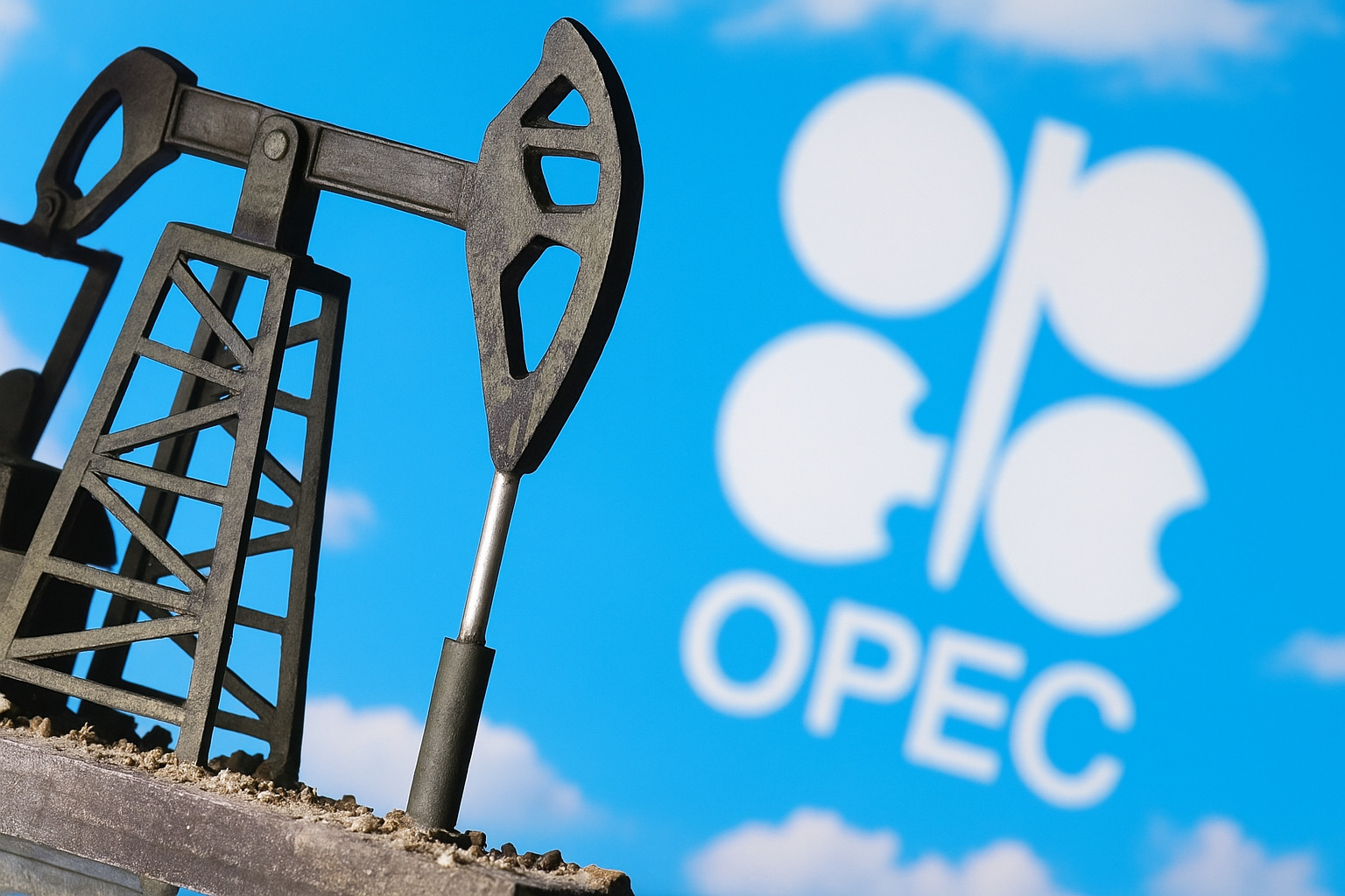 Miniatura de bomba de extração de petróleo com céu azul e nuvens ao fundo.